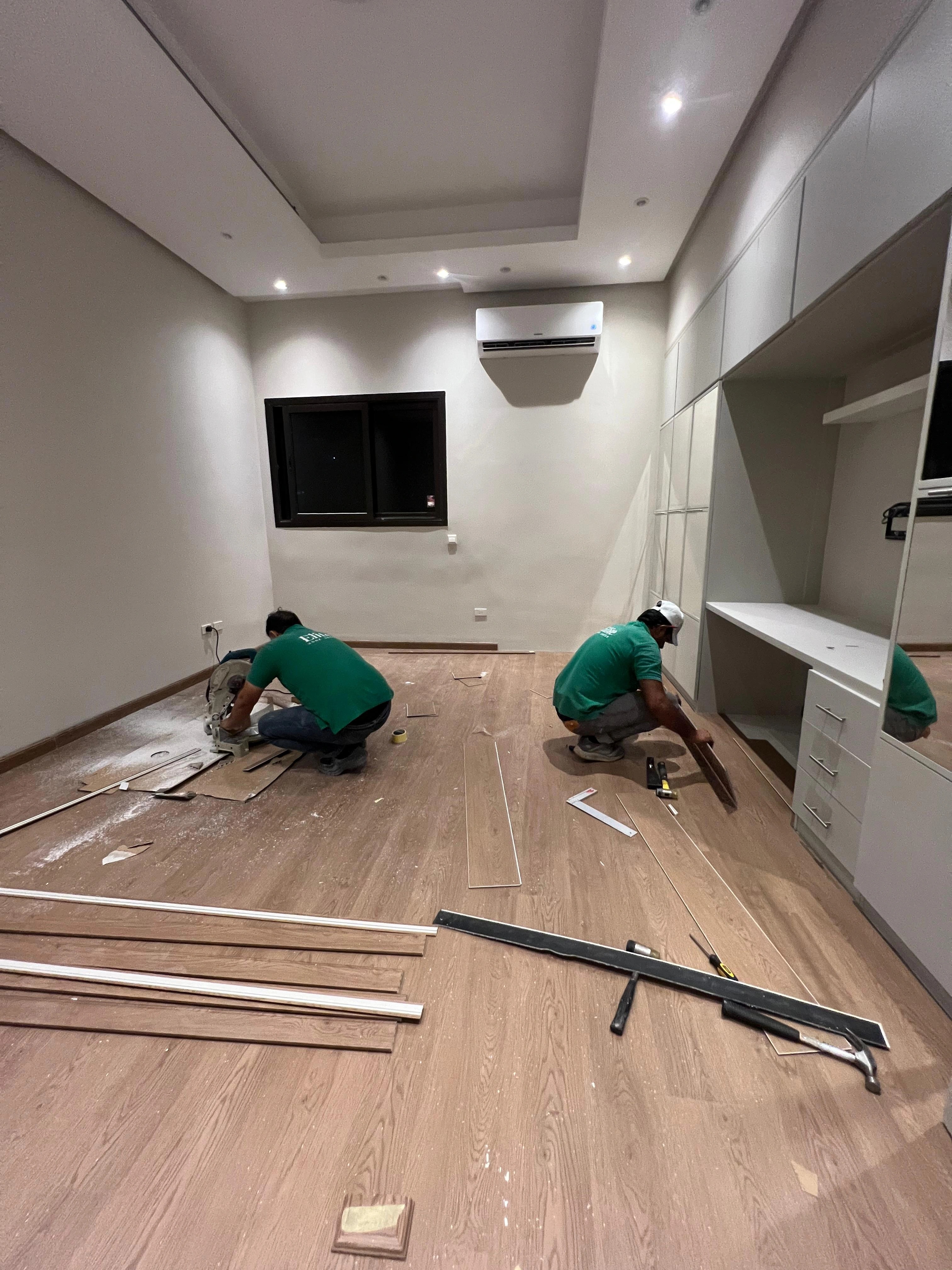 Elite installers closing the final field of oak planks